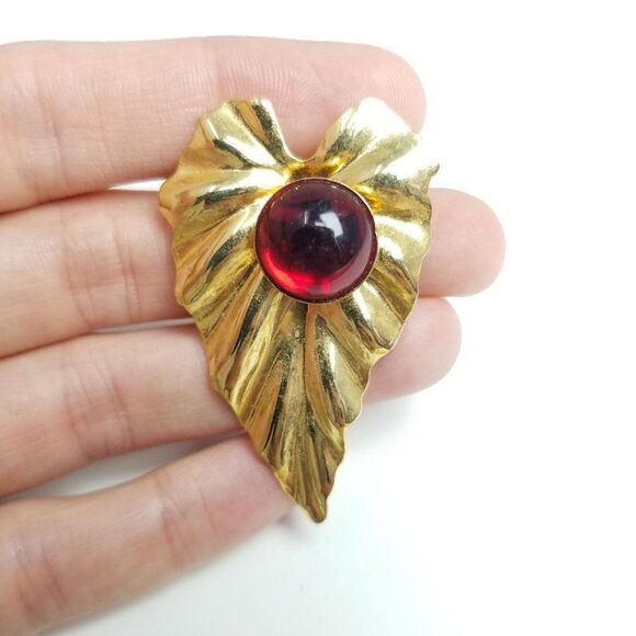 Vintage Gold Tone Leaf with Red Cabochon Center Brooch Retro lapel Pin - Picture 1 of 6